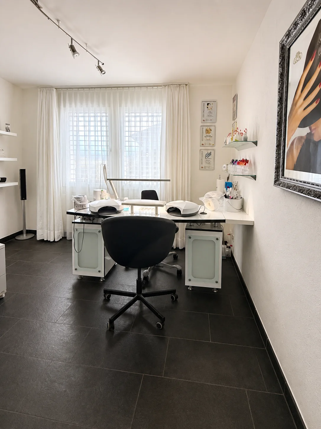 Nageltisch vor dem hellen Studiofenster